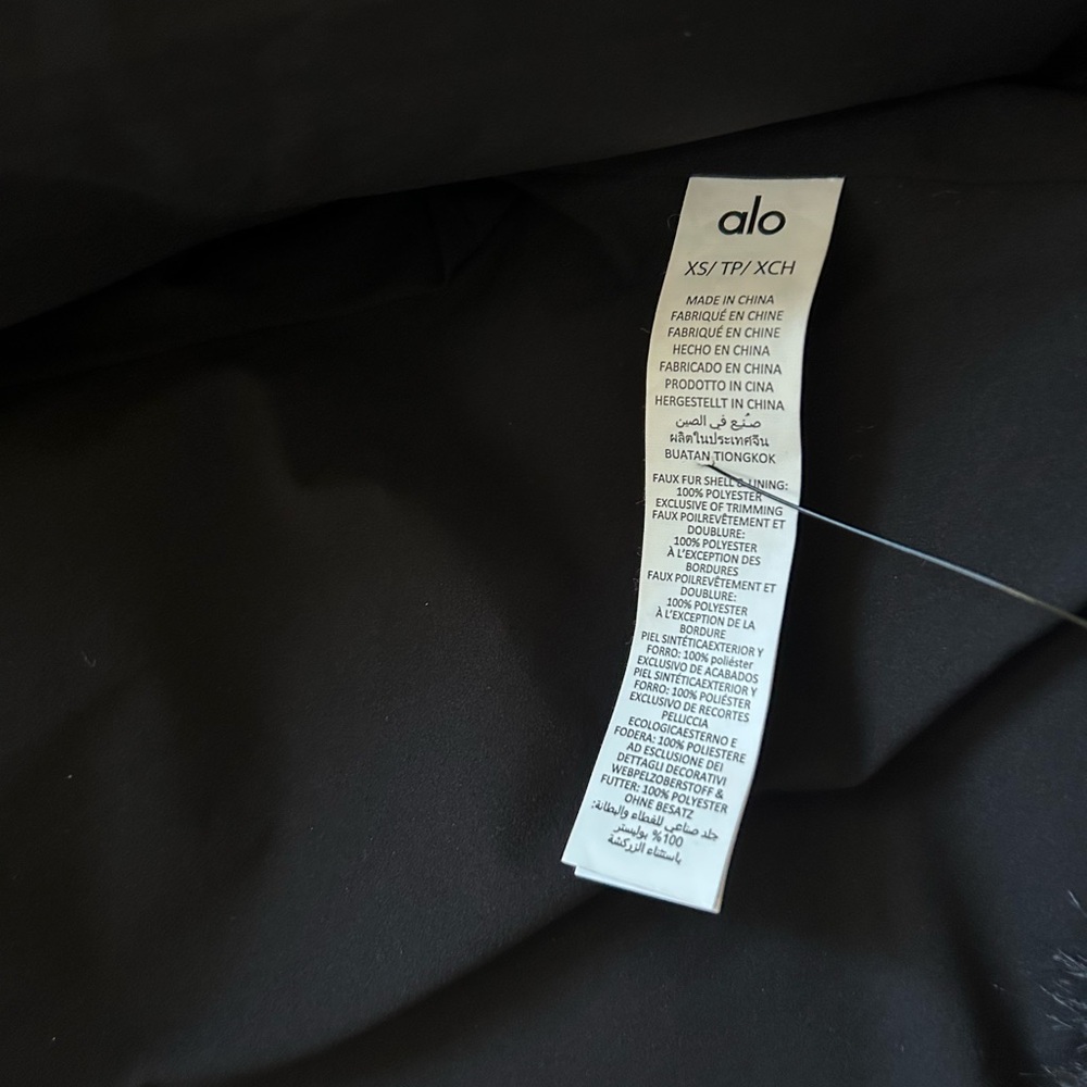 NWOT ALO Yoga Opulent Faux Fur Cropped Jacket Coat XS Black - Picture 10 of 10